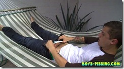 boys-pissing-chris_porter_piss_and_stroke_in_a_hammock (2)