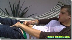 boys-pissing-chris_porter_piss_and_stroke_in_a_hammock (4)