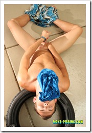 boys pissing - preston pis sguzzle (12)