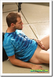 boys pissing - preston pis sguzzle (4)