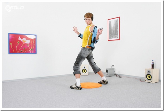 Twink shoves a bottle up his ass