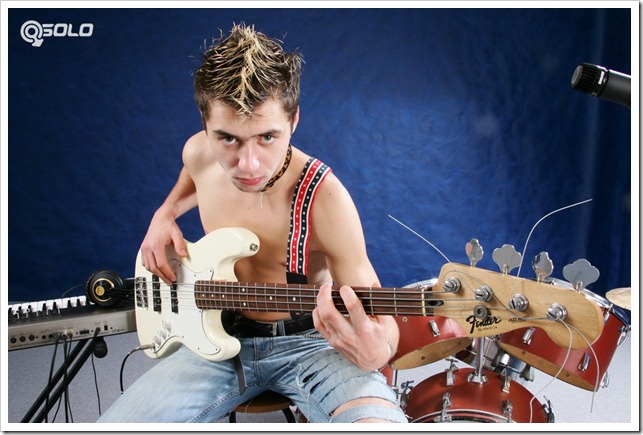 Twinky musician rubs his shlong