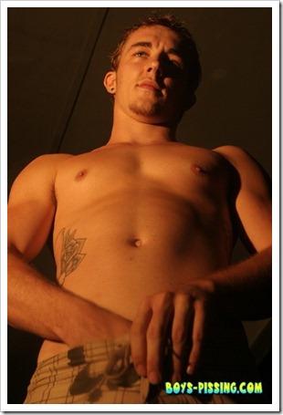 boys-pissing - Kelly Cooper Nighttime Piss (4)