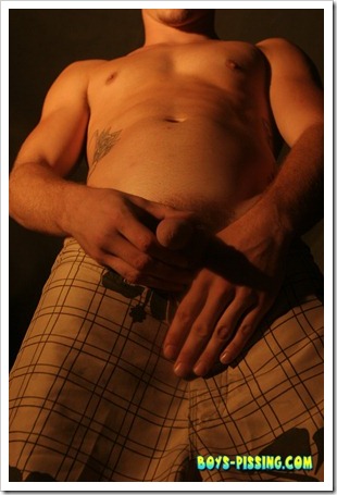 boys-pissing - Kelly Cooper Nighttime Piss (5)