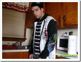 boys pissing - Drac Piss And Nut (1)