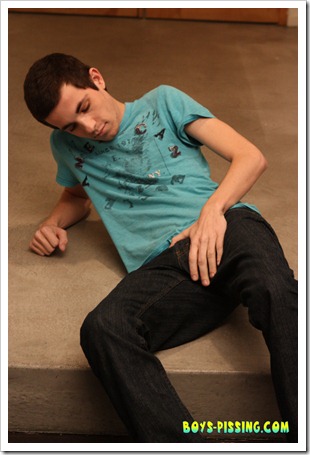 Conner Soaks Himself on boys-pissing (1)